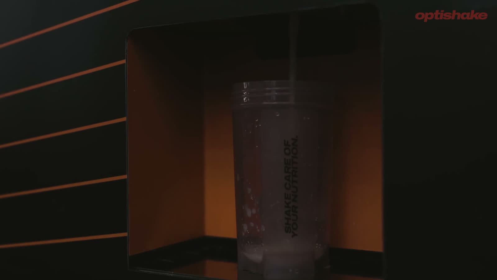 En färsk dryck blandas i Optishake Work-maskinen